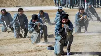 Pasukan Taliban yang baru direkrut menunjukkan keterampilan mereka saat upacara kelulusan di Pusat Pelatihan Polisi Nasional Abu Dujana, Kandahar, Afghanistan, 9 Februari 2022. (Javed TANVEER/AFP)