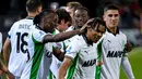 Para pemain Sassuolo merayakan gol yang dicetak oleh Armand Lauriente ke gawang Cagliari di Stadion Unipol Domus, Jumat (31/10/2025) dini hari WIB. (Gianluca Zuddas/LaPresse via AP)