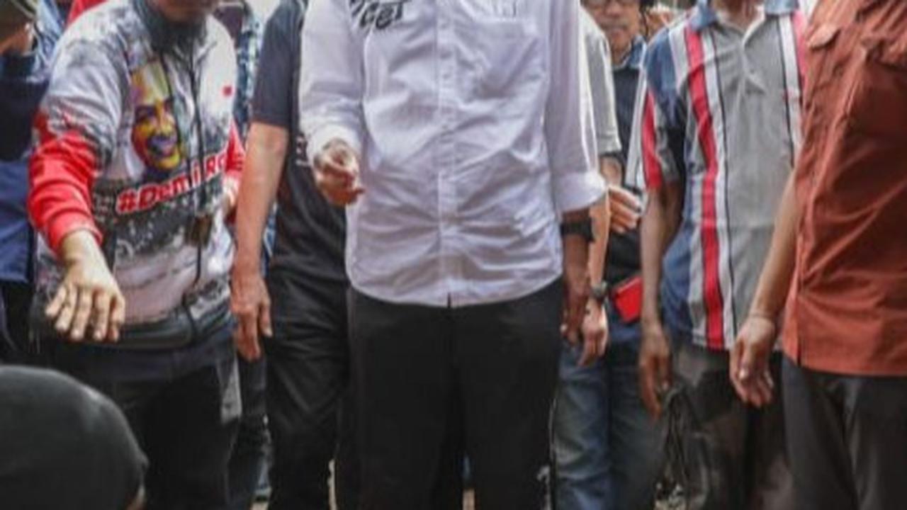 Ganjar soal Salam 4 Jari: Enggak Ada Bergabung, Pemilihan Saja Belum