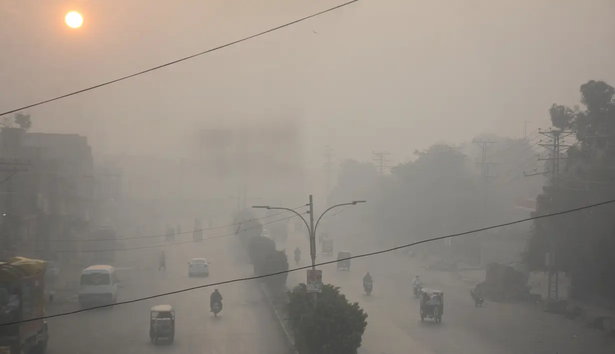 Sejumlah penglaju terlihat diselimuti kabut asap di Lahore, Pakistan timur, pada 10 November 2020. Kabut asap tebal menyelimuti banyak wilayah di Lahore pada Selasa (10/11). (Xinhua/Sajjad)