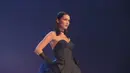 Model Bella Hadid berjalan mengenakan gaun dari desainer Jean Paul Gaultier dalam koleksi Haute Couture Spring/Summer 2020 di ajang Paris Fashion Week, di Paris, Prancis (22/1/2020). (AP Photo/Thibault Camus)