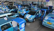 Sejumlah taksi mobil listrik parkir terlihat di pool Blue Bird, Jakarta, Selasa (23/4). Jumlah taksi mobil listrik Blue Bird akan terus meningkat hingga menjadi 200 unit pada 2020, dan mencapai 2 ribu unit pada 2025. (Liputan6.com/Angga Yuniar)