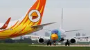 Pesawat Nok Air, bergambar seperti bebek, bersiap lepas landas di Bandara Don Muang, Bangkok, 29 Juni 2016. Untuk menarik perhatian, hampir semua pesawat di cat dengan motif sepeti bebek pada ujung depan pesawat. (REUTERS/Chaiwat Subprasom)