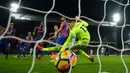 Kiper Crystal Palace, Wayne Hennessey gagal menghalau bola sepakan Romelu Lukaku pada lanjutan Premier League di Selhurst Park, London, (5/3/2018). Manchester United menang 3-2. (AFP/Glyn Kirk)