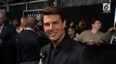 Tom Cruise disambut oleh para fans saat menghadiri pemutaran perdana film The Mummy yang disutradarai oleh Alex Kurtzman.