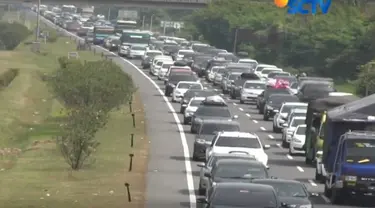 Selain tingginya volume kendaraan, kemacetan juga disebabkan banyaknya kendaraan yang berhenti di Parking Bay kilometer 191. Untuk mengurai kemacetan, petugas dari Polres Cirebon mengerahkan sejumlah Tim Motoris ke dalam tol.
