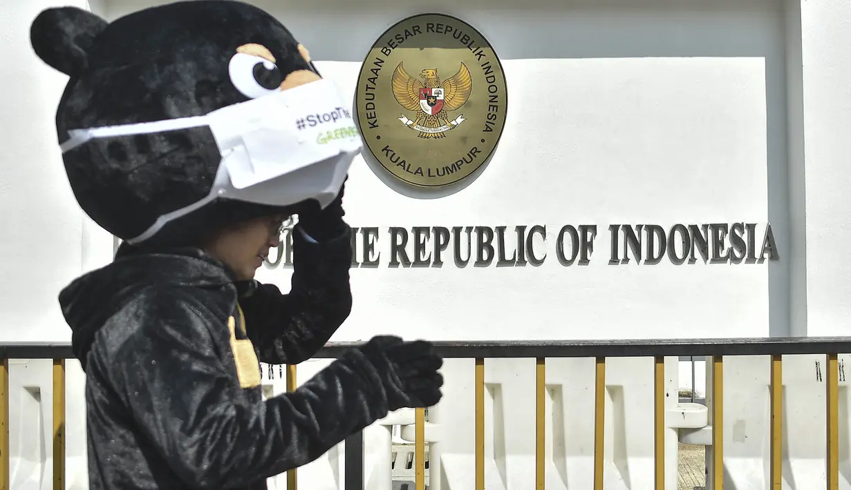Greenpeace Malaysia dan Himpunan Advocacy Rakyat Malaysia (HARAM) menggelar aksi damai di depan Kedutaan Besar Indonesia di Kuala Lumpur, Jumat, 4 September 2026. (AFP/ Arif Kartono)