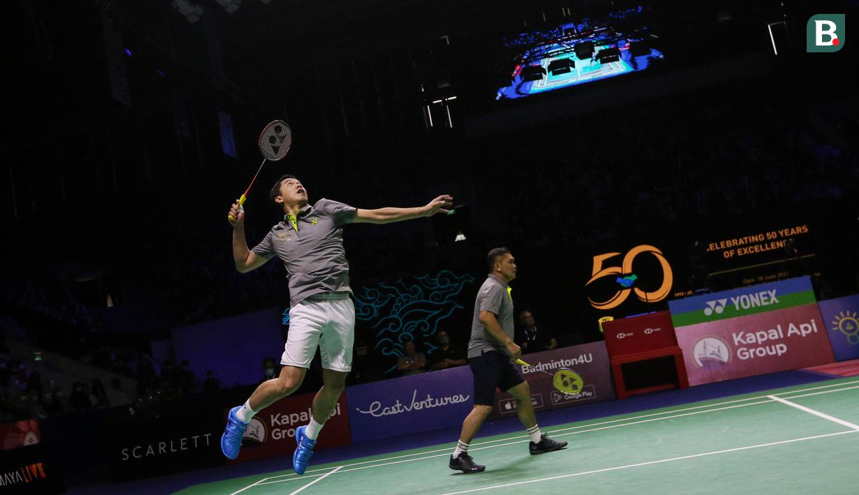 <p>Legenda pebulu tangkis Indonesia, Taufik Hidayat (kiri) dan Sekjen PBSI, Fadil Imran bertanding dalam acara peringatan 50 tahun kerjasama antara Yonex dan PBSI di Istora Senayan, Jakarta, Sabtu (18/06/2022). (Bola.com/Bagaskara Lazuardi)</p>