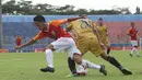 Pemain Bhayangkara Solo FC, Sani Rizki Fauzi (20), berebut bola dengan pemain Borneo FC Samarinda, M. Sihran H Amarullah, dalam pertandingan Babak Penyisihan Grup B Piala Menpora 2021 di Stadion Kanjuruhan, Malang. Senin (22/3/2021). (Bola.com/Arief Bagus)