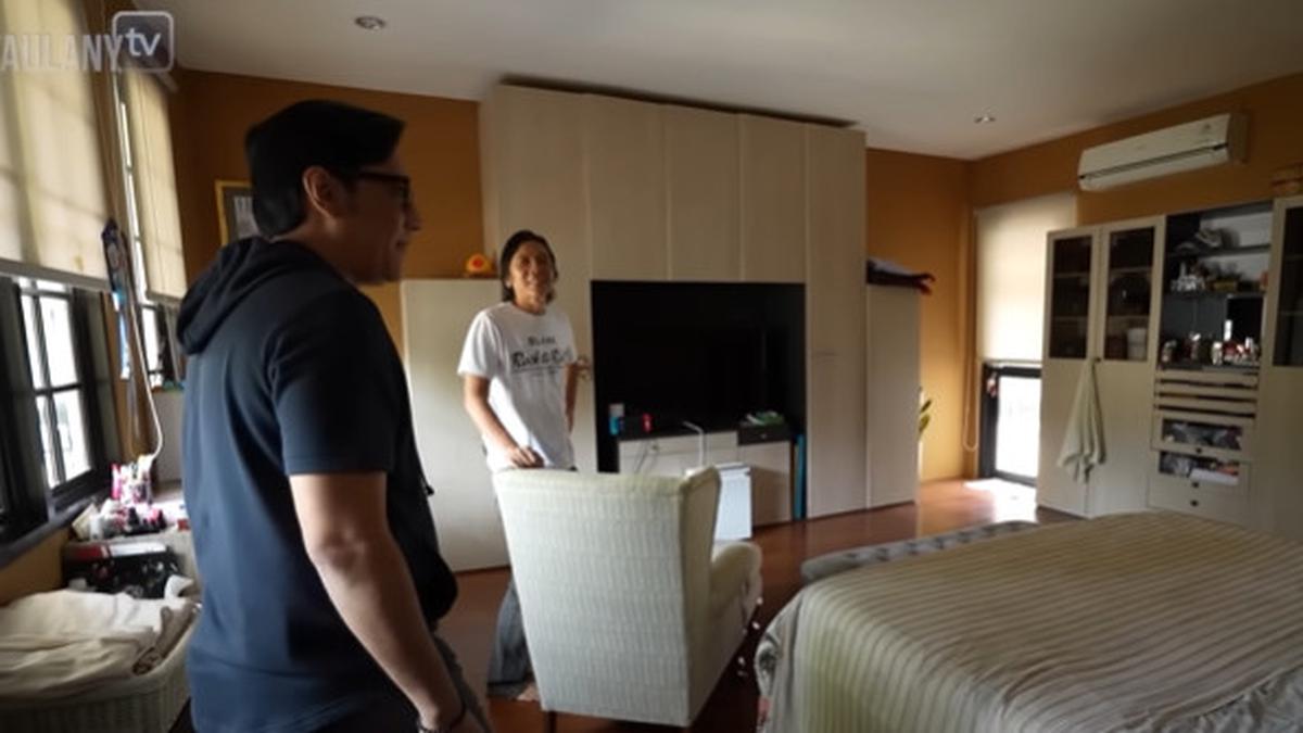 6 Potret Kamar Tidur Bimbim Slank yang Nyaman, Konsep Minimalis dengan Lantai Kayu