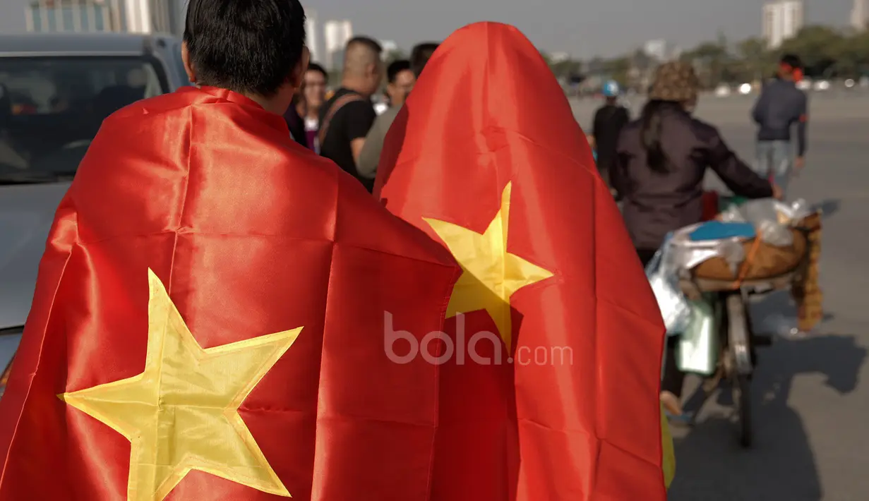 Suporter Vietnam menuju stadion berselimutkan bendera negaranya sebelum laga semifinal Piala AFF 2016 di Stadion Nasional My Dinh, (07/12/2016). (Bola.com/Peksi Cahyo)