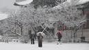 Foto yang diabadikan pada 30 Desember 2023 ini menunjukkan pemandangan salju di Istana Gyeongbokgung di Seoul, Korea Selatan. (Jung Yeon-je / AFP)