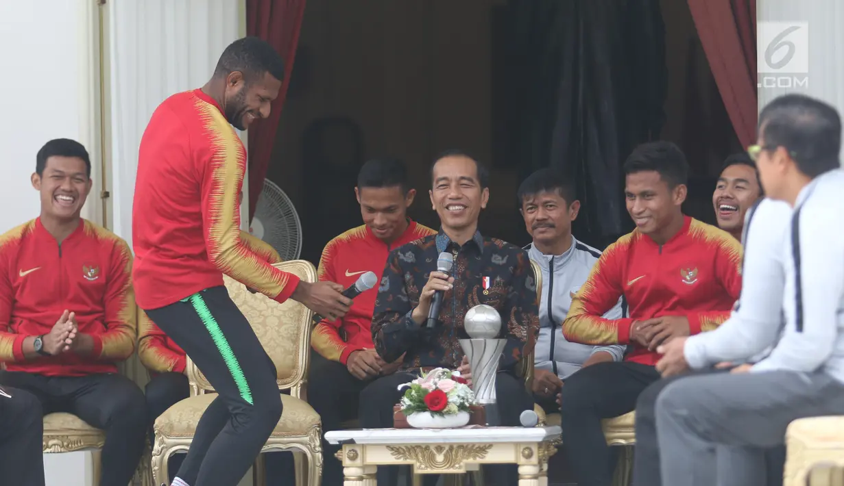 Presiden Joko Widodo (Jokowi) tertawa melihat aksi Marinus Wanewar saat menerima pemain Timnas U-22 Indonesia yang baru saja menjuarai Piala AFF U-22 2019, di beranda belakang Istana Merdeka, Jakarta, Kamis (28/2). (Liputan6.com/Angga Yuniar)