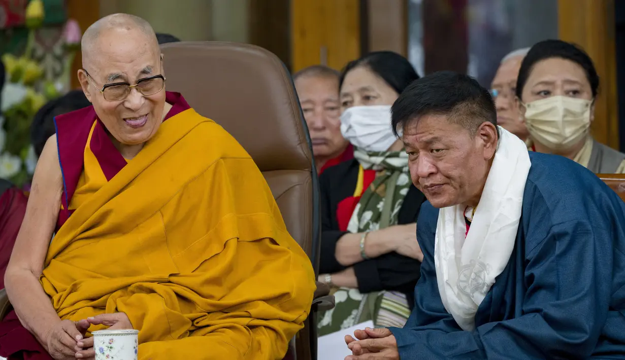 <p>Pada bulan April, Dalai Lama menghadapi kritik yang luas setelah video beredar di internet yang menunjukkan dia mencium seorang anak laki-laki di bibir dan mengatakan &ldquo;hisap lidahku&rdquo;. (AP Photo/Ashwini Bhatia)</p>