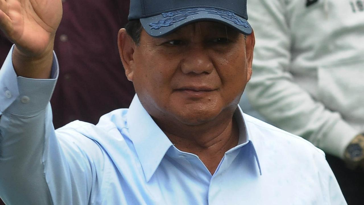 Lambaian tangan Prabowo juga terlihat sebagai bentuk respon kepada warga yang menyapa. Foto: Merdeka.com / Imam Buhori