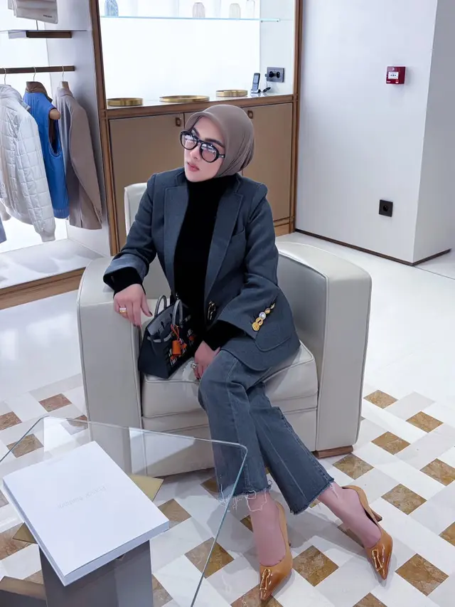 Gaya Parisian Chic Syahrini Liburan Akhir Tahun ke Paris, Jinjing Tas Hermès Langka Seharga Rp4,1 Miliar