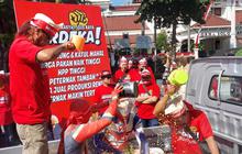 Aksi Demo Peternak Ayam di Solo Diwarnai 'Mandi Jagung', Ini Tuntutannya