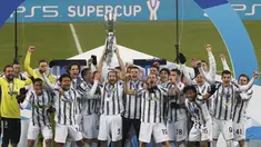 Para pemain Juventus melakukan selebrasi usai menjuarai Piala Super Italia melawan Napoli di Stadion Mapei di Reggio Emilia, Italia, Kamis (21/1/2021). Juventus memenangkan pertandingan tersebut dengan skor 2-0. (AP Photo / Antonio Calanni)