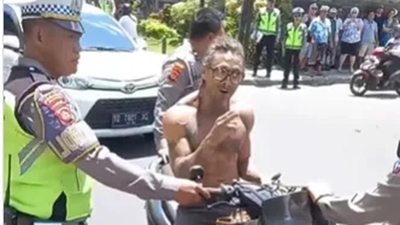 Bule Ngamuk Ditegur Polisi Tak Pakai Helm