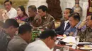 Presiden Joko Widodo saat memimpin rapat terbatas di Istana Merdeka, Jakarta, Senin (18/12). Dalam ratas tersebut Jokowi membahas persiapan Natal dan Tahun Baru. (Liputan6.com/Angga Yuniar)