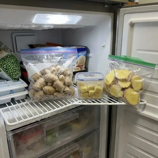 Ilustrasi Menyimpan Jahe di Freezer