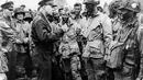 Panglima Tertinggi Tentara Sekutu, Jenderal Dwight D Eisenhower berbicara dengan pasukan Angkatan Darat AS dari Divisi Airborne ke-101 di Greenham Common Airfield, Inggris, 5 Juni 1944 atau sehari jelang D-Day. (AFP PHOTO)