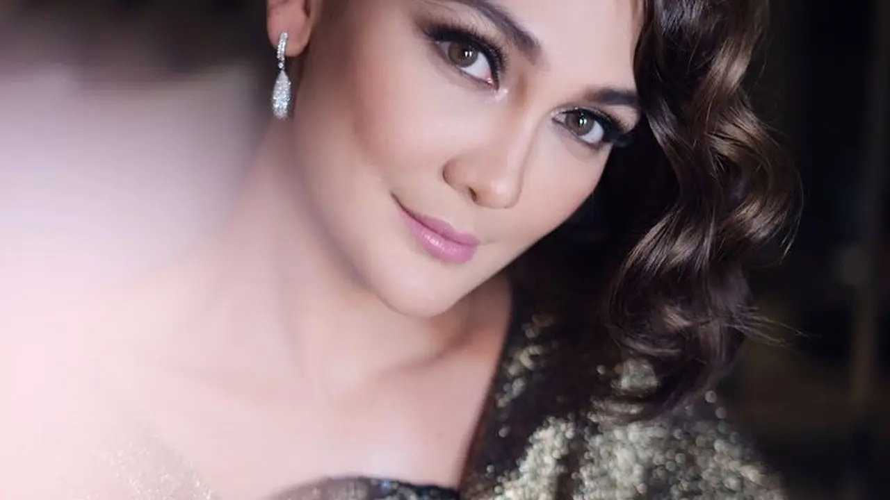 [Bintang] Selain Ponytail, Cek 5 Gaya Rambut Luna Maya yang Anti Ribet