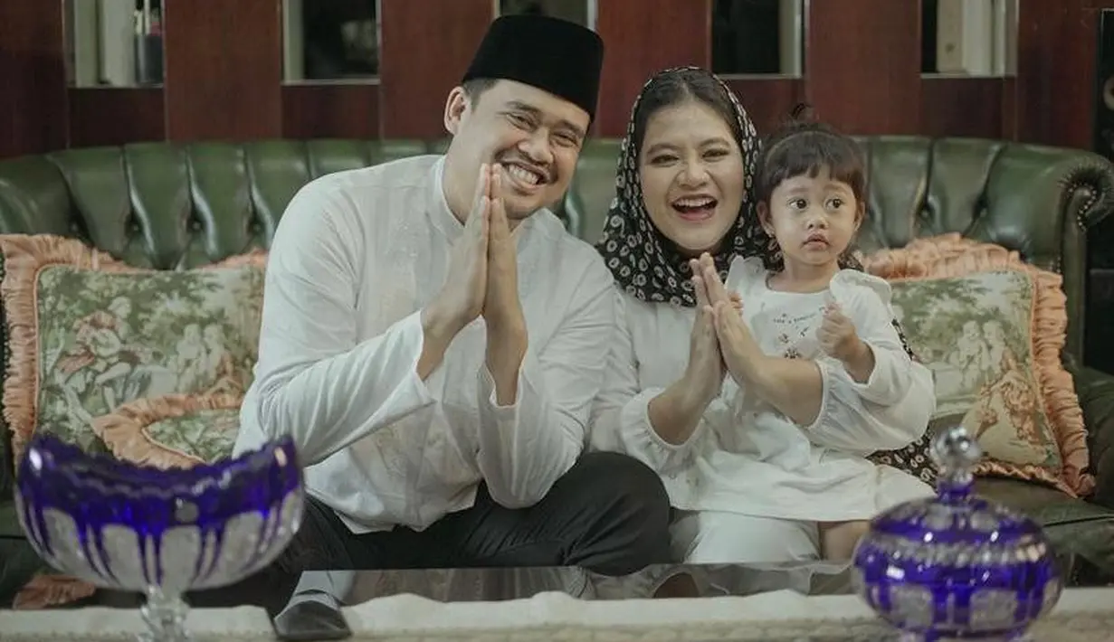 Meski sering tampil dengan makeup natural, penampilan berhijab Kahiyang ini semakin cantik dengan senyumnya yang bikin hati adem. (Instagram/ayanggkahiyang).