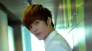 Lee Jeong Hoon tampak lebih keren dengan kemeja putih polos saat mendatangi kantor Liputan6.com, di SCTV Tower, Jakarta, Kamis (15/4/2015). (Liputan6.com/Faisal R Syam)