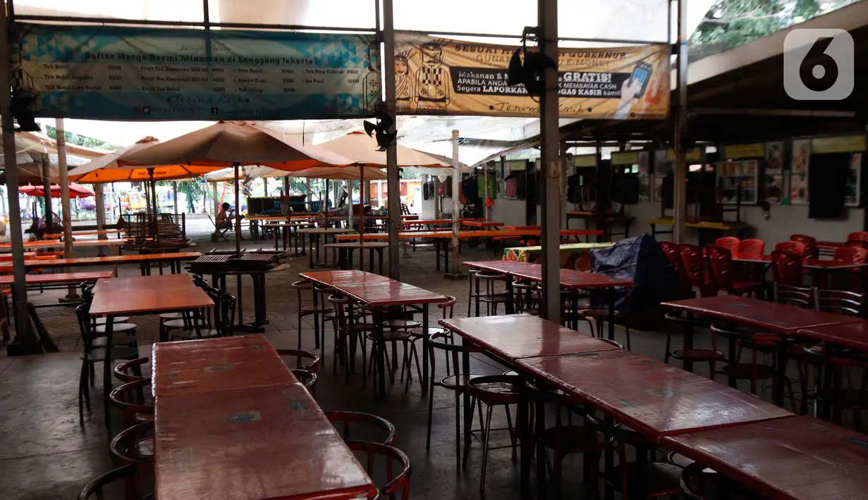 Suasana sepi dari para pengunjung di kantin Lengang Jakarta,  Rabu (15/4/2020). Namun penutupan ini mengakibatkan penutupan juga kantin makanan dan souvenir yang berada di dalam Monas, sehingga berimbas kepada penurunan penghasilan para penjual. (Liputan6.com/Johan Tallo)
