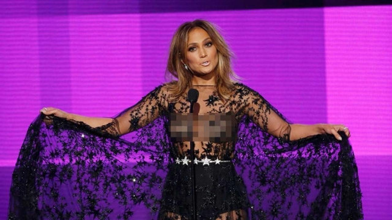 Panasnya penampilan tembus pandang J-Lo saat menjadi host