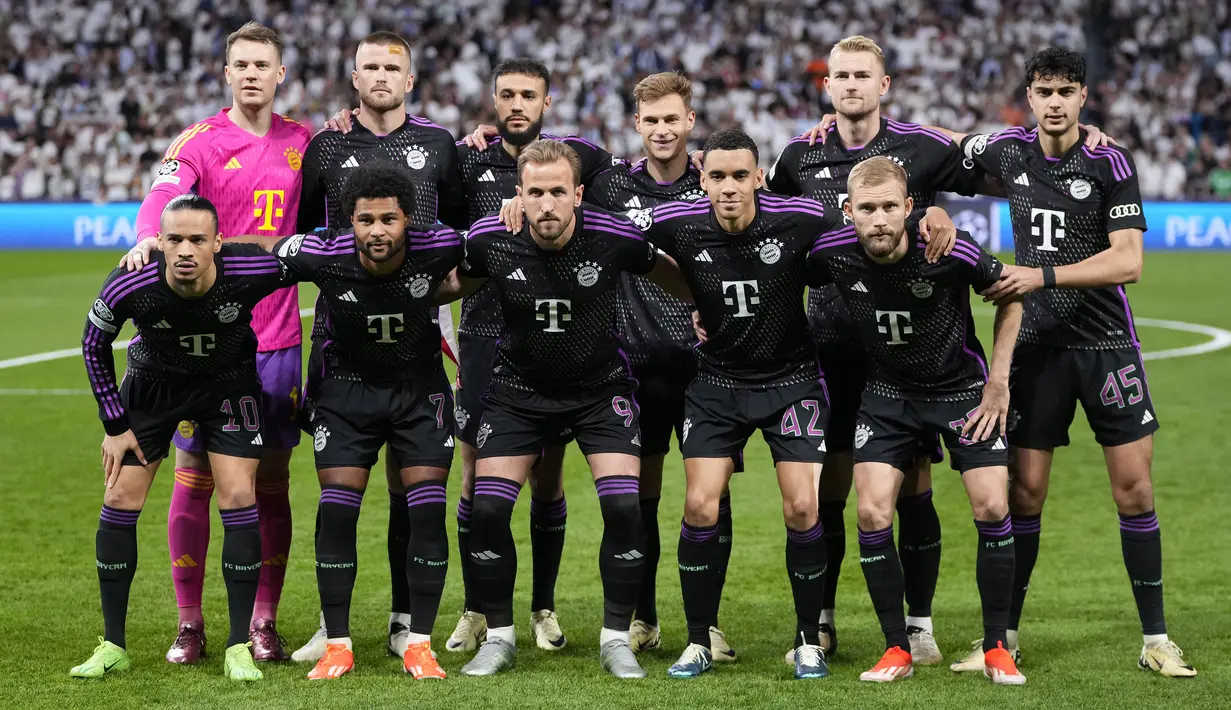Foto tim starting XI Bayern Munchen jelang menghadapi Real Madrid pada laga leg kedua semifinal Liga Champions 2023/2024 di Santiago Bernabeu Stadium, Madrid, Rabu (8/5/2024). (AP Photo/Manu Fernandez)