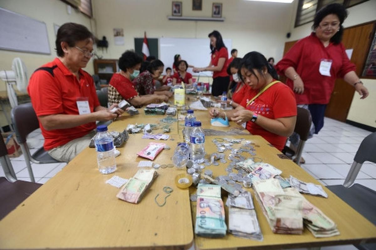Antusiasme warga borong sembako di pasar murah Yayasan Hati Suci