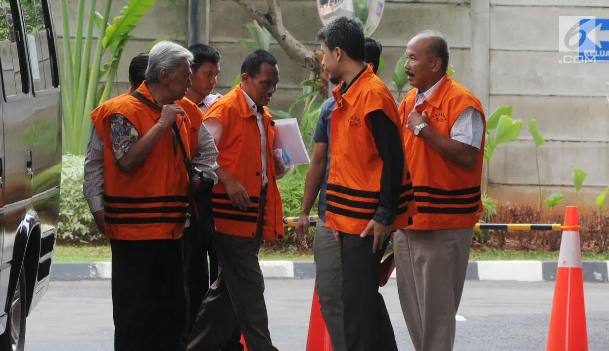 Sebanyak 14 tersangka Anggota DPRD Kota Malang tiba di Gedung KPK, Jakarta, Senin (29/10). Mereka akan menajalani permeriksaan terkait dugaan suap pembahasan APBD-P Pemkot Malang TA 2015. (Merdeka.com/Dwi Narwoko)