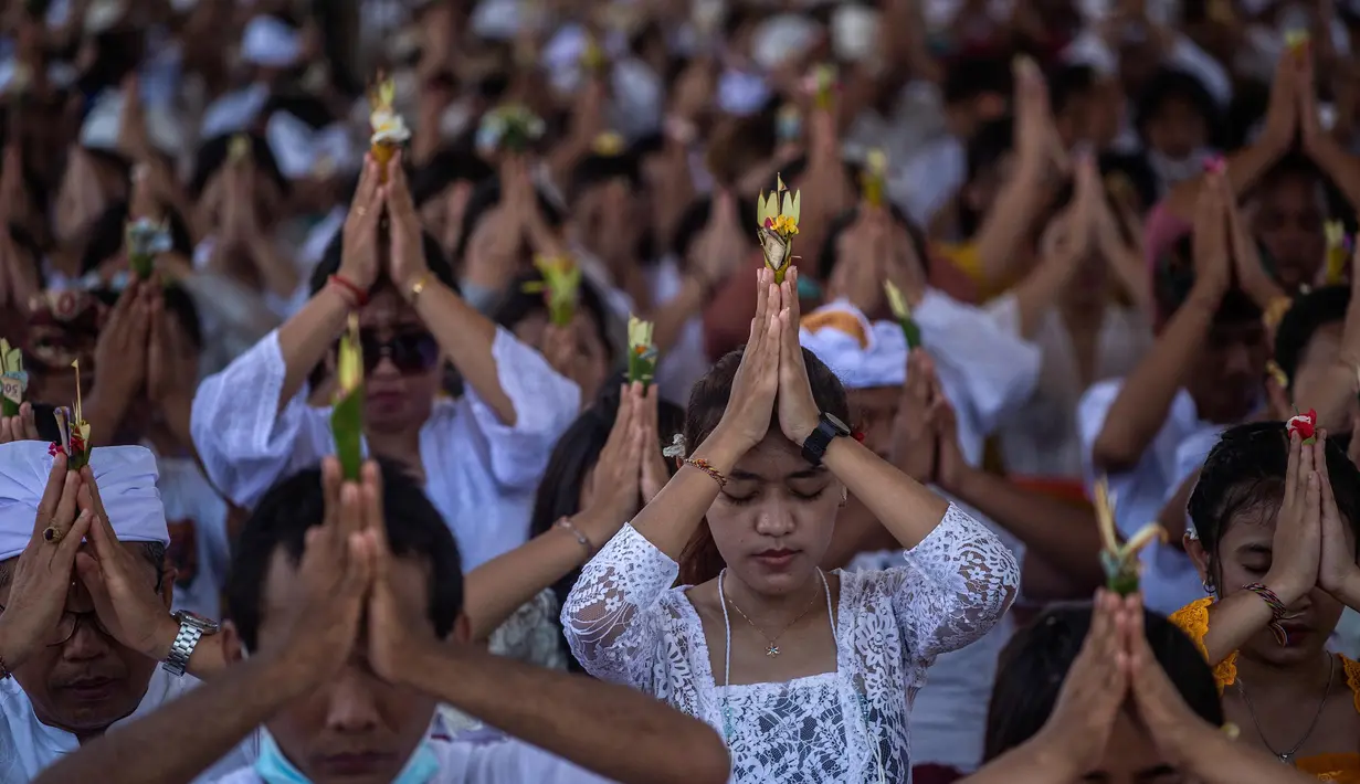 Usai memperingati Hari Raya Nyepi dan Tahun Baru Saka, umat Hindu berharap bisa menjalani kehidupan dengan lebih baik di tahun-tahun berikutnya. (Juni Kriswanto/AFP)