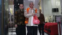 Tersangka kasus dugaan korupsi pembangunan PLTU Riau-1 yang juga Direktur Utama PT PLN nonaktif Sofyan Basir (kanan) usai menjalani pemeriksaan di Gedung KPK, Jakarta, Rabu (29/5/2019). Sofyan Basir mengaku pemeriksaan kali ini merupakan pendalaman dari sebelumnya. (Liputan6.com/Helmi Fithriansyah)