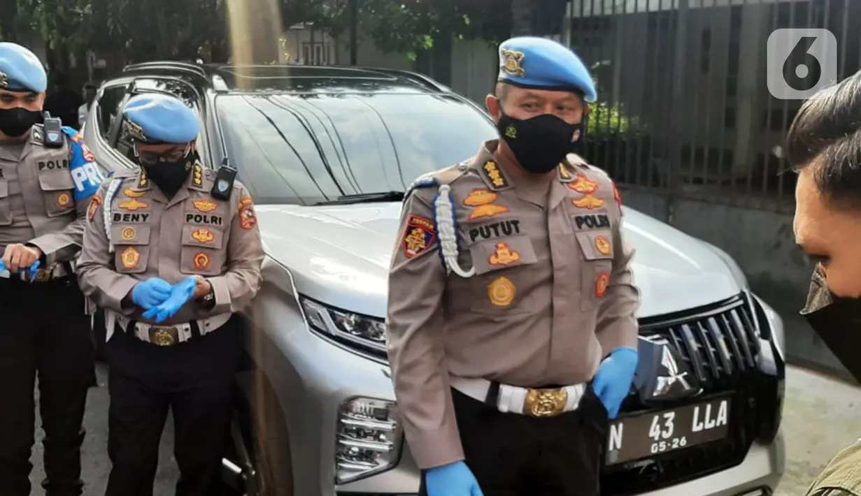 Sejumlah personel Provos tiba di kediaman Ferdy Sambo, Jalan Saguling III, Duren Tiga Barat, Pancoran, Jakarta Selatan, Selasa (9/8/2022). Personel Provos tak banyak mengungkapkan maksud kehadirannya di kediaman Ferdy Sambo. (Liputan6.com/Ady Anugrahadi)