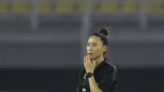 Kim Kyoung-min menjadi satu-satunya bidadari yang berada di lapangan saat pertandingan Timnas Hong Kong U-20 melawan Timnas Indonesia U-20, Jumat (16/9/2022). (Bola.com/Ikhwan Yanuar)