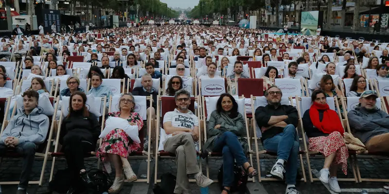 Seru, Warga Paris Nikmati Nonton Film di Bioskop Terbuka