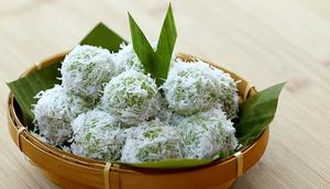 Klepon, jajanan tradisional khas Bugis-Makassar, tetap menjadi favorit masyarakat Gorontalo saat Ramadhan (Arfandi Ibrahim/Liputan6.com)