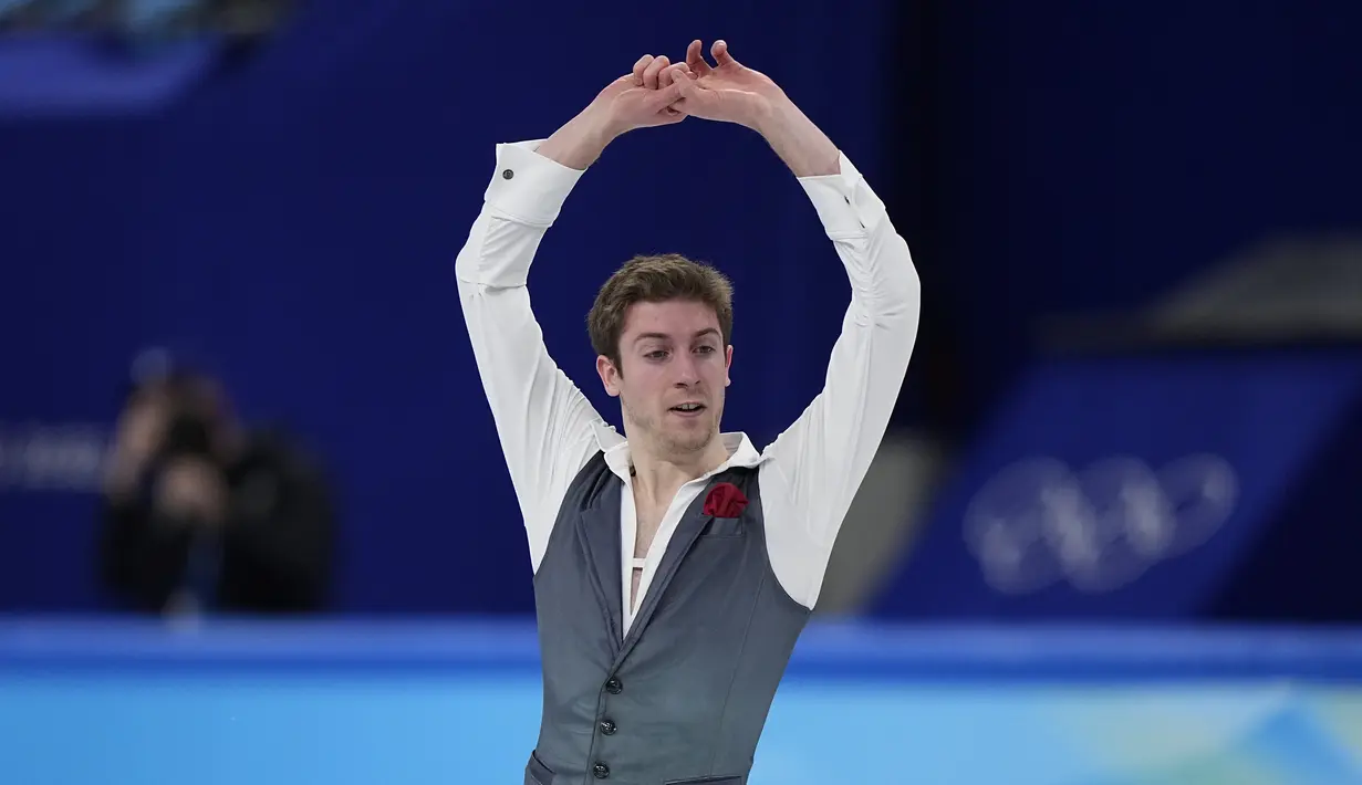 Morisi Kvitelashvili, dari Georgia, berkompetisi dalam program skate bebas putra selama acara figure skating di Olimpiade Musim Dingin 2022, di Beijing, Kamis (10/2/2022). (AP Photo/David J. Phillip)