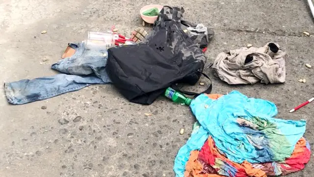 Tas mencurigakan di depan cafe di Cilacap ternyata hanya berisi pakaian lusuh dan sejumlah barang. (Foto: Liputan6.com/IstimewaMuhamad Ridlo)