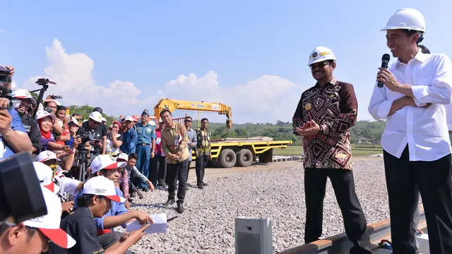 20151125- Jokowi Tinjau Proyek Kereta Api di Sulsel- Biro Pers Presiden