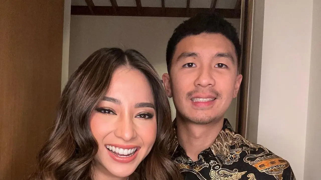 10 OOTD Couple Nikita Willy dan Indra Priawan saat Liburan hingga Kondangan, Inspirasi Tampil Stylish dan Serasi Bareng Pasangan