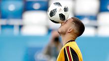 Gelandang Belgia, Eden Hazard mengontrol bola saat latihan jelang menghadapi Inggris pada grup G Piala Dunia 2018 di stadion Kaliningrad,  Rusia (27/6). Belgia telah mengumpulkan 6 poin sama seperti Inggris di grup tersebut. (AP Photo/Alastair Grant)