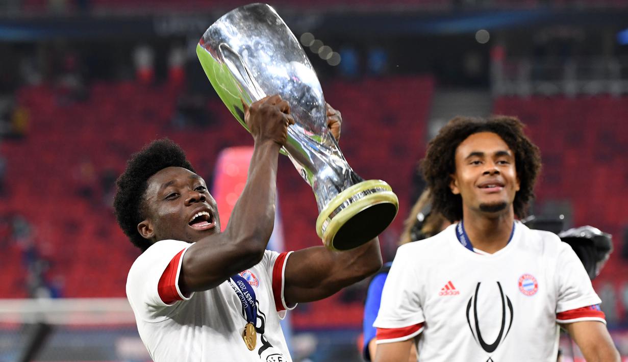 Pemain Bayern Munchen, Alphonso Davies, mengangkat trofi gelar juara Piala Super Eropa 2020 usai mengalahkan Sevilla di Puskas Arena, Budapest, Jumat (25/9/2020) dini hari WIB. Bayern Munchen menang 2-1 atas Sevilla.(AFP/Tibor Illyes/pool)