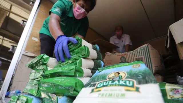 Perum BULOG bersama produsen GULAKU, Sugar Group Companies melakukan Operasi Pasar Stok Pangan di Pasar Pesanggrahan, Jakarta Selatan pada Sabtu, 21 Maret 2020.