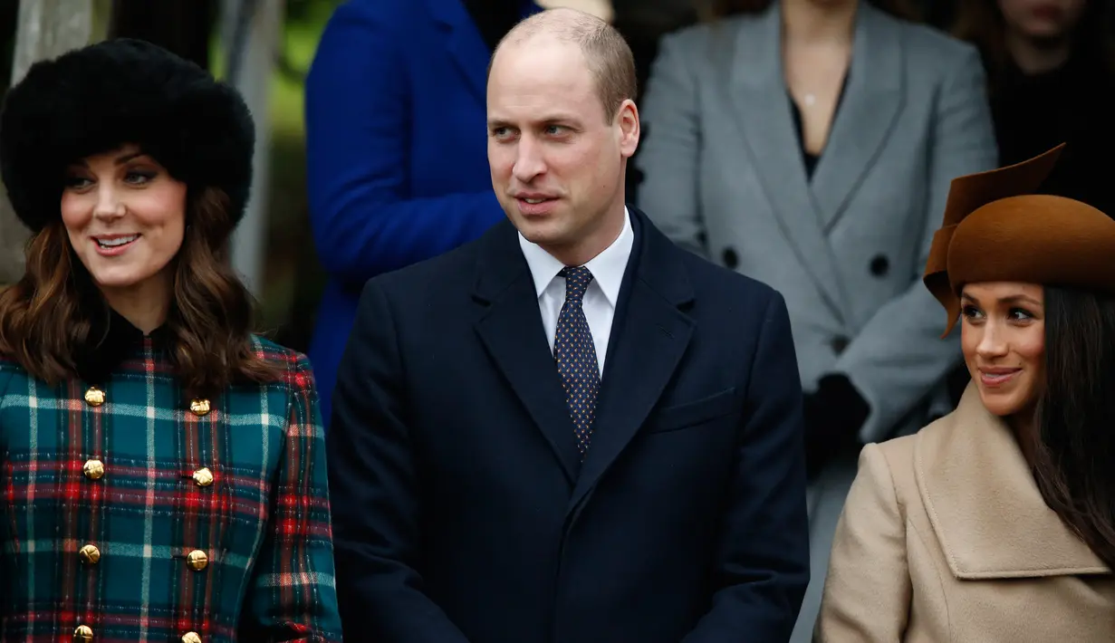 Pangeran William bersama Kate Middleton dan Meghan Markle menghadiri tradisi pelayanan gereja di hari Natal Kerajaan Inggris di Sandringham, Senin (25/12). Dalam acara tersebut, Pangeran Harry mengajak tunangannya, Meghan Markle. (AP/Alastair Grant)
