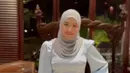 Gaun dengan siluet mermaid dan belt tipis yang membalut bagian pinggangnya memberikan ilusi tubuh yang lebih ramping, menciptakan kesan feminin nan sophisticated.  [@aurelie.hermansyah].