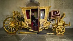 Ketua Dewan Rakyat Inggris, Sir Lindsay Hoyle duduk di dalam Kereta Kencana Negara saat kembali ke Westminster, menjelang penobatan Raja Inggris Charles III, di London, Minggu, 30 April 2023. (AP Photo/Alberto Pezzali)